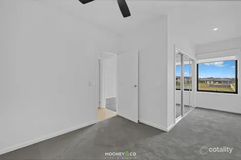 Property photo of 8 Spotted Gum Close Clyde VIC 3978