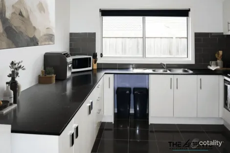 Property photo of 20 Buscombe Crescent Drouin VIC 3818