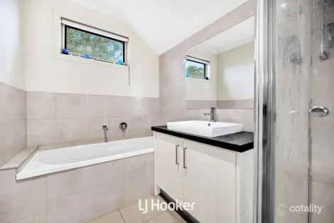 Property photo of 1/3 Gamble Avenue Berwick VIC 3806