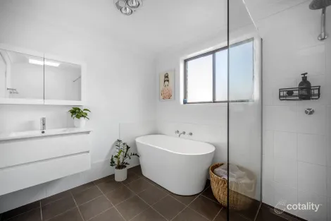 Property photo of 2/28 Robertson Street Coniston NSW 2500