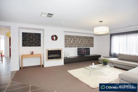 Property photo of 2 Evesham Street Cranbourne North VIC 3977