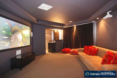 Property photo of 2 Evesham Street Cranbourne North VIC 3977