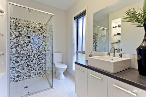 Property photo of 8 Topaz Avenue White Hills VIC 3550