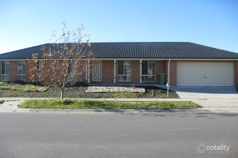 77 Sandalwood Dr, Pakenham, VIC 3810