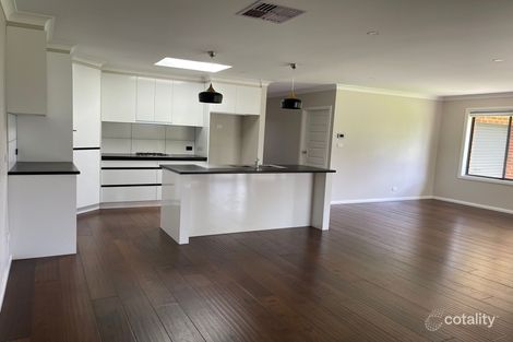 Property photo of 9 Chipp Place Lloyd NSW 2650