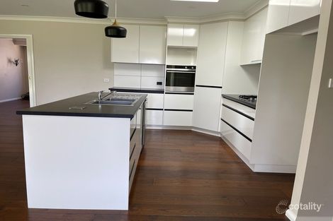 Property photo of 9 Chipp Place Lloyd NSW 2650