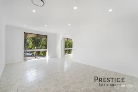 Property photo of 2 Jefferies Place Prairiewood NSW 2176