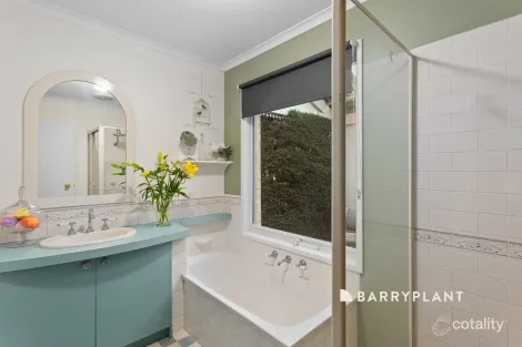 Property photo of 1 Adelaide Close Berwick VIC 3806