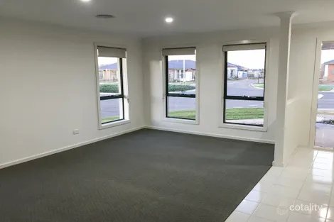 Property photo of 32 Grandvista Boulevard Werribee VIC 3030