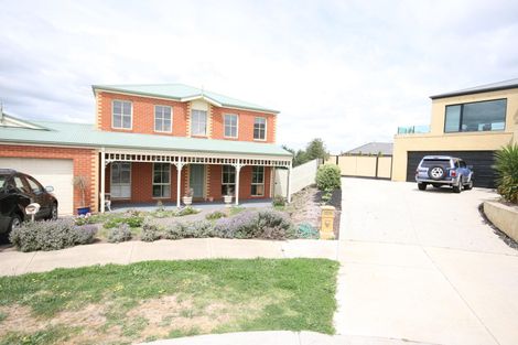 8 Bayview Ct, Highton, VIC 3216