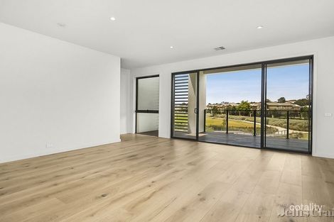 Property photo of 21 Sanctuary Walk Ascot Vale VIC 3032