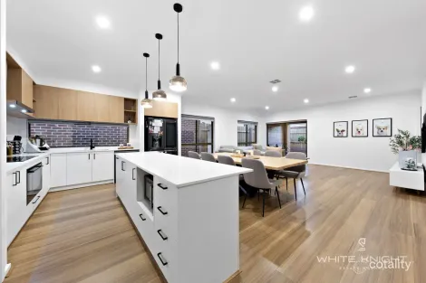 Property photo of 8 Olive Tree Grove Fraser Rise VIC 3336