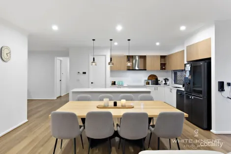 Property photo of 8 Olive Tree Grove Fraser Rise VIC 3336