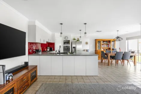 Property photo of 6 Carinya Drive Gisborne VIC 3437
