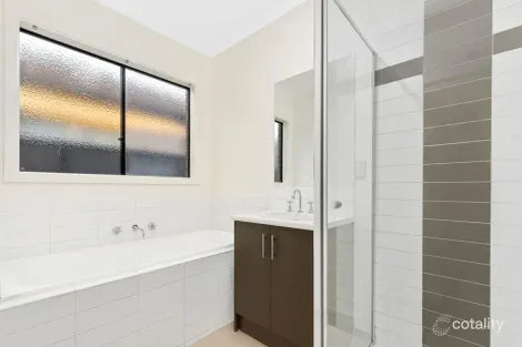 Property photo of 26 Lusitano Way Clyde North VIC 3978