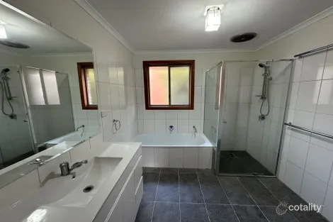 Property photo of 1/4 Dunnell Rise Berwick VIC 3806