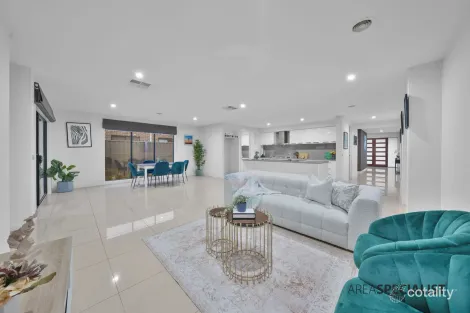 Property photo of 30 Eliburn Drive Cranbourne East VIC 3977