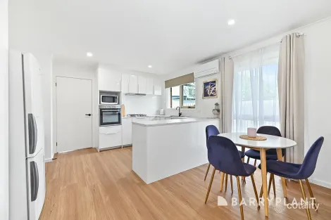 Property photo of 2/30 Strathavan Drive Berwick VIC 3806
