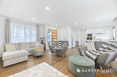 Property photo of 2/30 Strathavan Drive Berwick VIC 3806