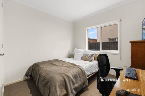 Property photo of 38 Edgeware Close Pakenham VIC 3810