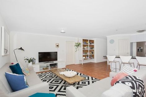 Property photo of 4 Beaufortia Turn Halls Head WA 6210