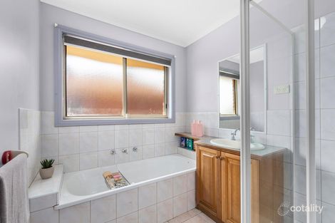 Property photo of 33 Dunlop Crescent Mill Park VIC 3082