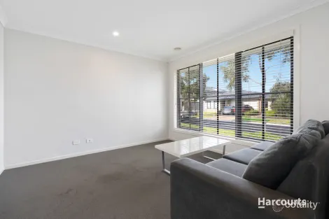 Property photo of 13 Gateau Drive Werribee VIC 3030