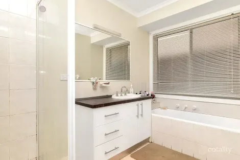 Property photo of 32 Karinya Close Werribee VIC 3030