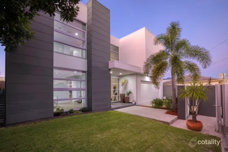 Property photo of 1 Grant Place Broadbeach Waters QLD 4218