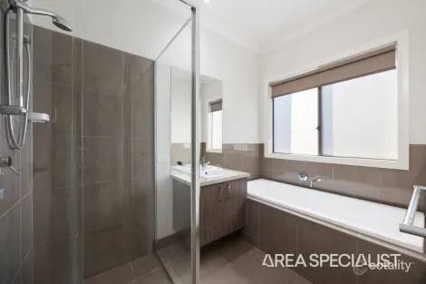 Property photo of 8 William Court Officer VIC 3809