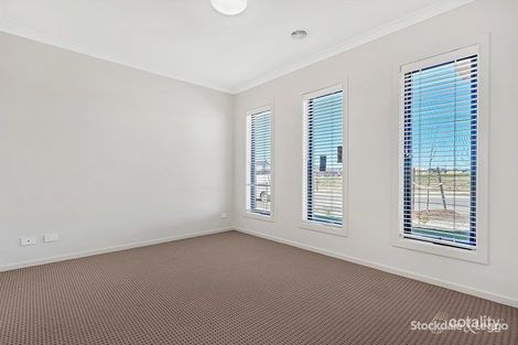 Property photo of 19 Wheatley Avenue Roxburgh Park VIC 3064