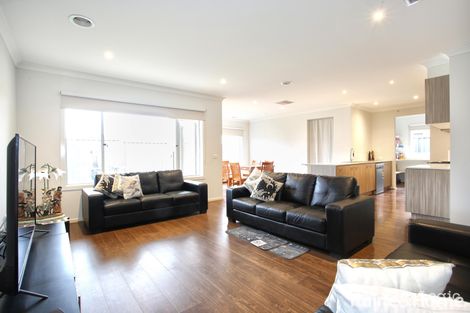 Property photo of 17 Observation Way Roxburgh Park VIC 3064