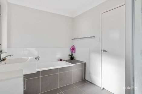 Property photo of 24 Cardamon Crescent Glenvale QLD 4350