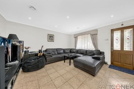 Property photo of 11 Diggers Place Caroline Springs VIC 3023