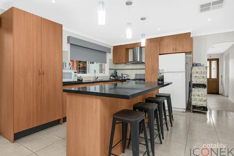 Property photo of 11 Diggers Place Caroline Springs VIC 3023