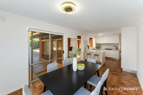 Property photo of 5 Mulhall Drive St Albans VIC 3021