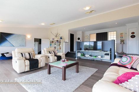 Property photo of 33 Woodhill Link Jerrabomberra NSW 2619
