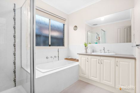 Property photo of 13 McCallum Drive Cranbourne East VIC 3977