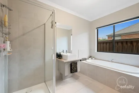 Property photo of 38 Mollison Drive Doreen VIC 3754