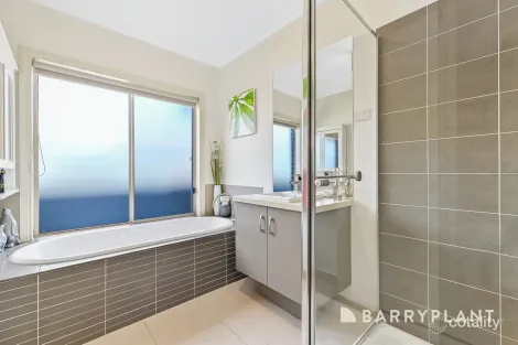 Property photo of 3 Honey Court Berwick VIC 3806
