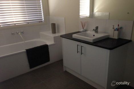 Property photo of 18 Beechtree Way Cranbourne North VIC 3977