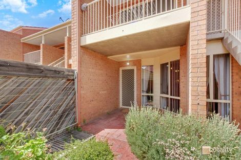 17 Cammeray Ct, Phillip, ACT 2606