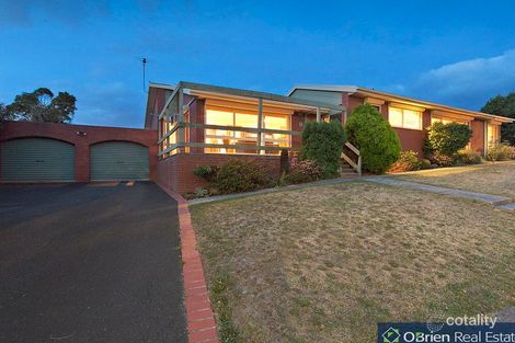 Property photo of 1 Stephens Close Endeavour Hills VIC 3802