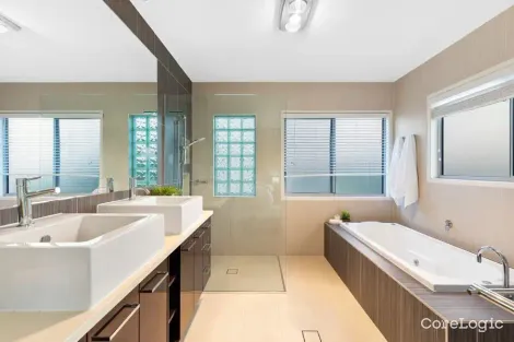 Property photo of 1038 Lakeview Terrace Benowa QLD 4217