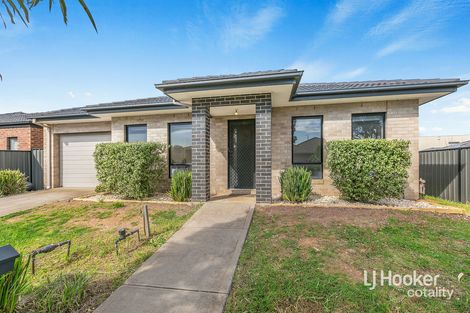 Property photo of 33 Whitlam Green Point Cook VIC 3030