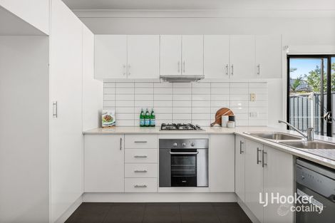 Property photo of 33 Whitlam Green Point Cook VIC 3030