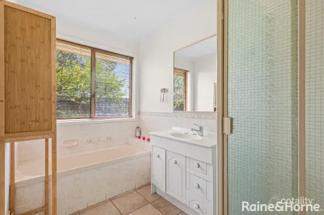 Property photo of 8 Conroy Place Roxburgh Park VIC 3064