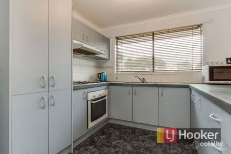 Property photo of 5 Knowing Close Cranbourne West VIC 3977