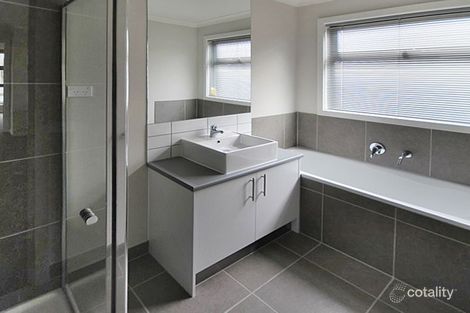 Property photo of 17 Everglade Crescent Roxburgh Park VIC 3064
