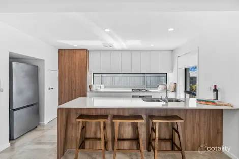 Property photo of 21/2 Vale Avenue Arundel QLD 4214